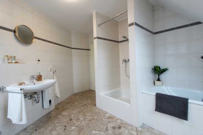MANNELLA *Stilvolle, lichtdurchflutete DG-Wohnung mit Westbalkon – sofort einziehen & wohlfühlen!*