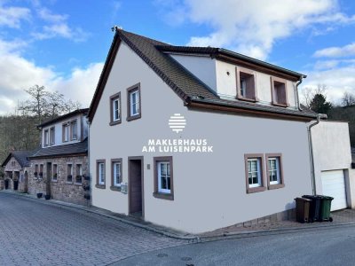 Neuwertiges Einfamilienhaus in idyllischer Lage mit zwei Garagen