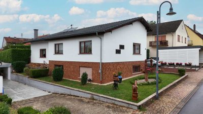 Familienidylle in Sponheim – Bungalow mit Garten, Pool und Einliegerwohnung
