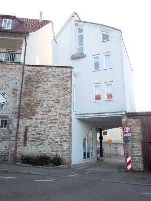 Moderne 1 Zi. Whg., Dachgeschoss, ca. 36 m², Fussbodenheizung, EBK, schöner Blick, in Leo-Altstadt