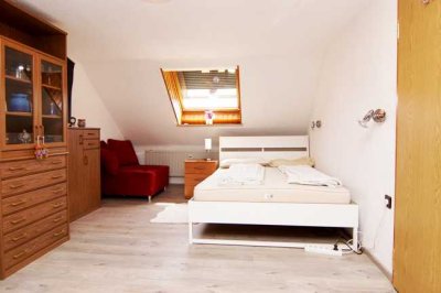 Roßtal: Freie 2 Zimmer DG-Wohnung in S-Bahn Nähe zu vermieten!