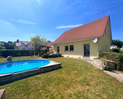 Im ruhigen Wohngebiet! Einfamilienhaus mit großem Garten und Doppelgarage