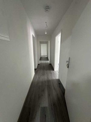 helle geräumige 3 Zimmer Wohnung im Dachgeschoss