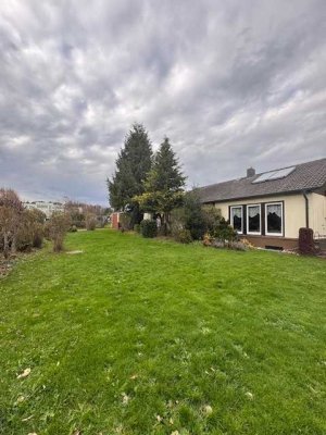 Einfamilienhaus mit Einbauküche, Terrasse, gr. Garten sowie 2 Garagen in 75365 Calw, Teilort Altburg