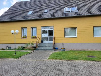 Schöne ruhige 3 Zi-Dachgeschoß-Wohnung - 75 m² - 83 m² Nutzfläche 
mit Carport.
