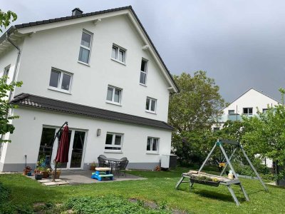 Junge Doppelhaushälfte mit EBK in Eschborn-Niederhöchstadt