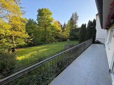 Stilvolle, modernisierte 2-Zimmer-Wohnung mit Balkon und Einbauküche in Baden-Baden