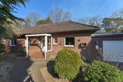 Bungalow mit Nebengebäude, Sauna & Teichbrücke in ruhiger Sackgasse**