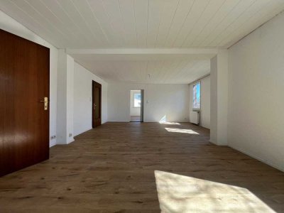 Stilvolle 3,5-Raum-Erdgeschosswohnung mit Balkon und Einbauküche in Weißensberg