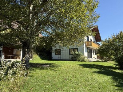 Wohnhaus mit Garagen, Keller und schönem Garten