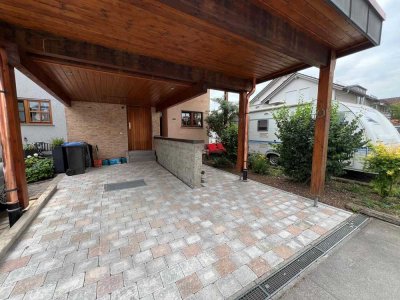 Zentral und ruhig gelegenes REH mit ELW, Carport und Garten