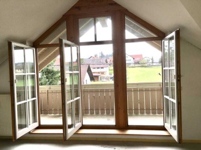 Helle neu renovierte 2-Zimmer-DG-Wohnung mit großem West-Balkon