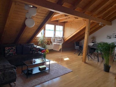 2,5-Zimmer-Dachgeschosswohnung mit Einbauküche und Stellplatz