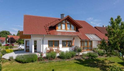 Ruhiges Landleben - Hochwertiges, gepflegtes 2-Familienhaus mit schönem Garten in ruhiger Dorflage
