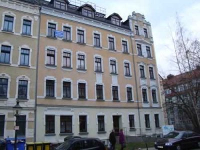 * Großezügige 2-Zimmer mit neuem Laminat, Wannenbad und Balkon zum Toppreis! *