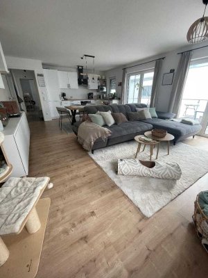 Schöne und neuwertige Wohnung mit Aufzug und Balkon