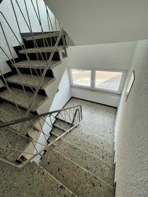 Schöne 2,5-Zimmer-Dachgeschosswohnung mit Balkon und EBK in Fellbach, Verkauf direkt vom Eigentümer!