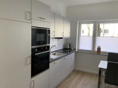 Voll Möbliert. Erstbezug nach Sanierung mit Balkon und Einbauküche: Stilvolle 3 Zimmer Wohnung.