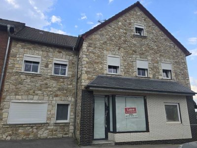 Ladengeschäft (58m²+Bad+Küche) 3 Zimmer 700€ Kalt.
OG+DG Wohnung 4 Zimmer (86m²+Bad+Keller)800€ Kalt