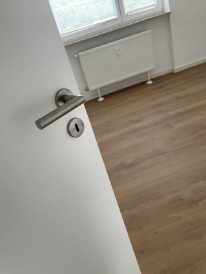 Erstbezug nach Sanierung mit Einbauküche und Balkon: attraktive 4-Zimmer-Wohnung in Bad