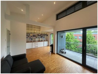 Stilvolles Wohnen im Aaseeviertel: 2-Zi-Wohnung mit Einbauküche, Balkon und besonderem Bücherregal