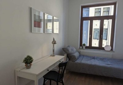 Außergewöhnlich schönes WG-Zimmer in sanierter Altbauwohnung in WG