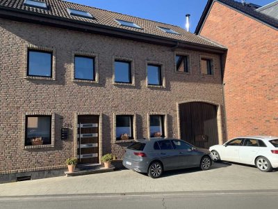Befristeter Mietvertrag: Helle 4-Zimmer-Wohnung mit Kamin, neuer Einbauküche und Fußbodenheizung