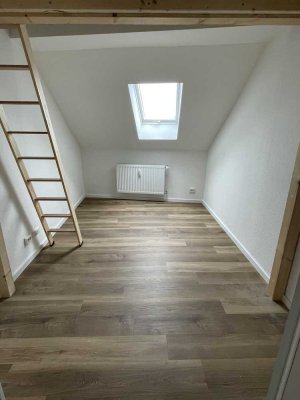 WG-Zimmer in renovierter Dachgeschosswohnung in bester Lage!