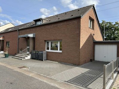 Doppelhaushälfte mit Garten-/Balkon und Garage in Köln-Heimersdorf