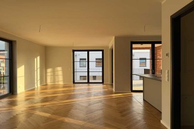 HANSELOFTS Großer Wohnraum mit Loggia und Balkon