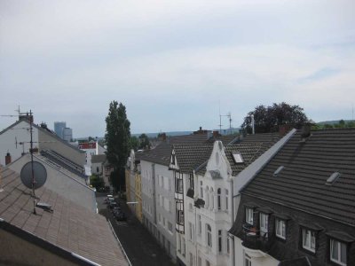 Zentral gelegene Dachwohnung mit Loggia in Rheinnähe