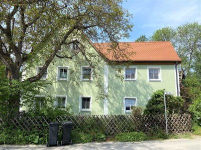 Einfamilienhaus mit großem Grundstück und Nebengebäuden in idyllischer Lage
