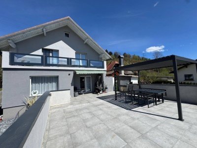Wohnhaus mit großer süd-westseitigen Terrasse, südseitiger Balkon, Garagen u. Carports