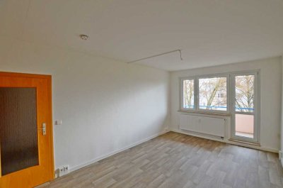neu sanierte 4-Raum-Wohnung, 2.Etage, mit Badewanne und PKW-Stellplatz! Bezug sofort möglich!