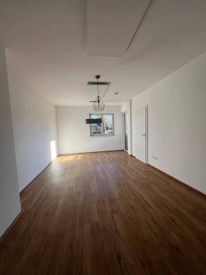 Wunderschöne 59m2 Obergeschoss Wohnung mit 2 Zimmern und Wohn-Essküche und einem kleinen Balkonone