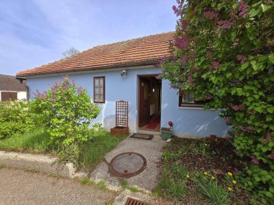 Idylle in Schrattenthal: Wohnhaus mit Innenhof, Garage &amp; Gartengrundstück