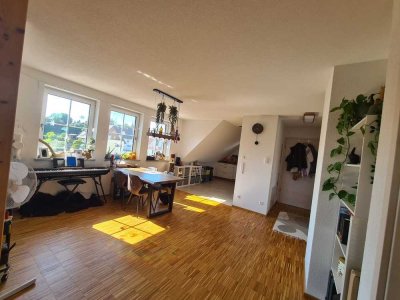 Attraktive und neuwertige 2,5-Zimmer-Dachgeschosswohnung mit geh. Innenausstattung mit Balkon