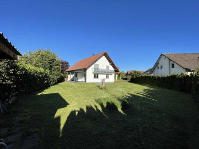 (Reserviert) Gepflegtes Zweifamilienhaus mit großem Garten und Homegym in Jestetten