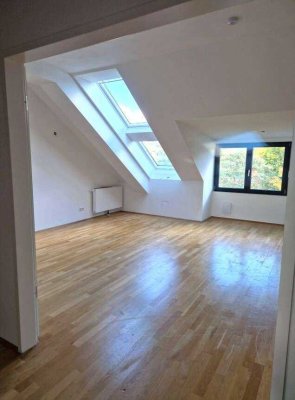 Großzügige, helle 4-Zimmer-Wohnung in Ismaning