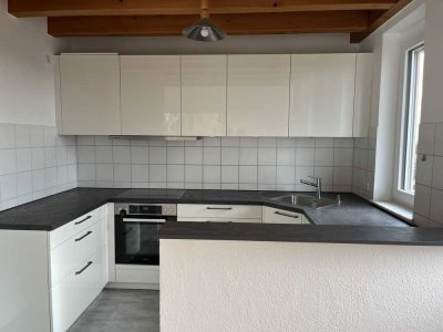 Schömberg-Oberlengenhardt, für ein junges Paar,  top 3,5-Zi-Maisonette inkl. EBK, 2 Bäder, Carport