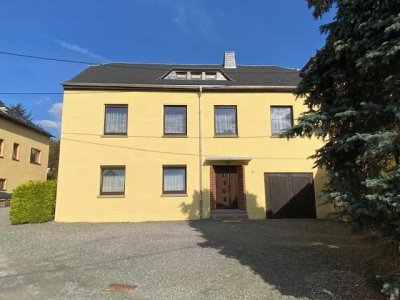 Charmantes Einfamilienhaus im Grünen mit gepflegtem Grundstück und zwei Garagen