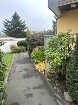 Naturnahe 2 Zimmer-Wohnung mit Balkon und PKW-Stellpatz.