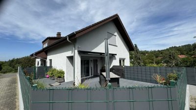 Einfamilienhaus mit ELW / Mehrgenerationenhaus mit 3 Garagen, 1 Carport, 5 Stellplätzen