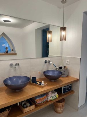 Außergewöhnliche und barrierearme 4 Zimmerwohnung mit Einbauküche, tollen Bädern und Garten!