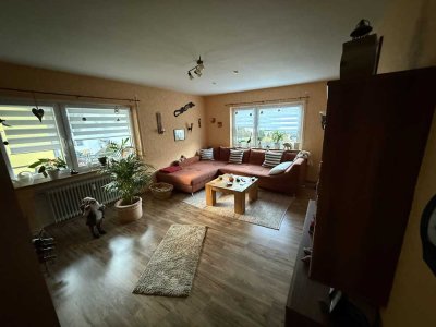 Schöne OG-Wohnung mit Abstellplatz ,KG Raum, Nähe Bahn-Haltestelle