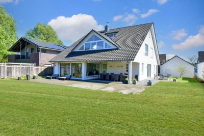 Neuwertig, lichtdurchflutet, modern – Familiendomizil im beliebten Mülheim-Saarn