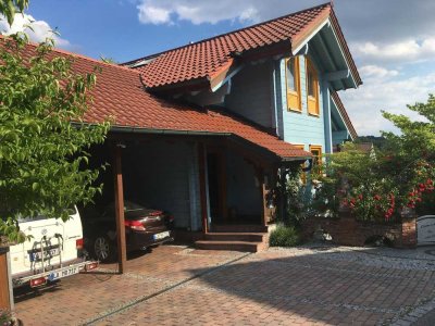 Am Waldrand gelegenes Einfamilienhaus mit ELW und parkähnlichem Garten