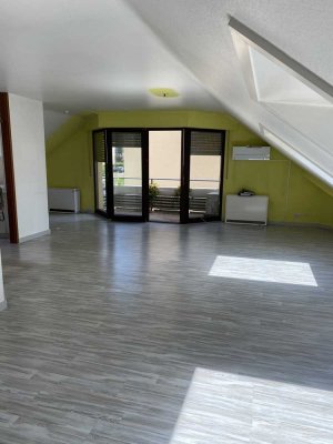 Gepflegte Dachgeschosswohnung mit zwei Zimmern sowie Balkon und EBK in Baden-Baden