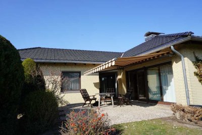 Massiver Winkelbungalow mit Vollkeller in ruhiger Lage