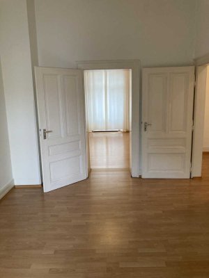 Freie, sofort bezugsfertige 3-Zi.Whg. im Stilaltbau mit Balkon u. EBK am Günthersburgpark